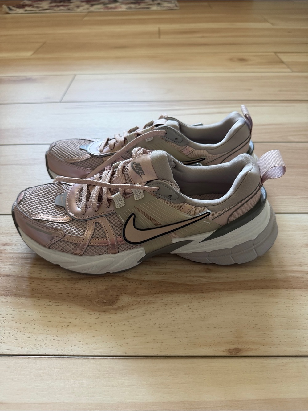 NWOT Nike V2K Run - Picture 3 of 7